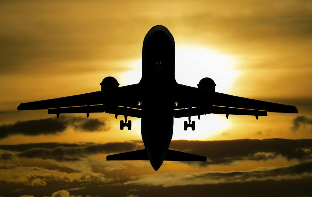 Avion en décollage avec une courbe exponentielle symbolisant l'effet cumulé des apprentissages et de la progression continue