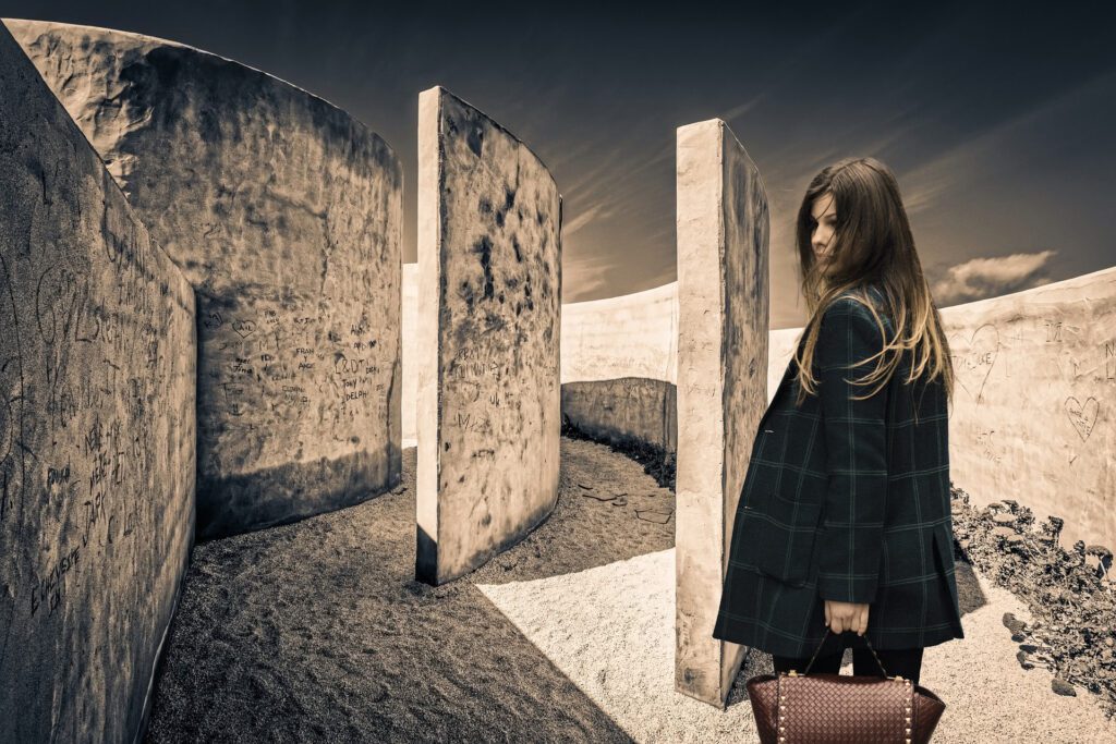 Débloque ta motivation : Femme au centre d’un labyrinthe