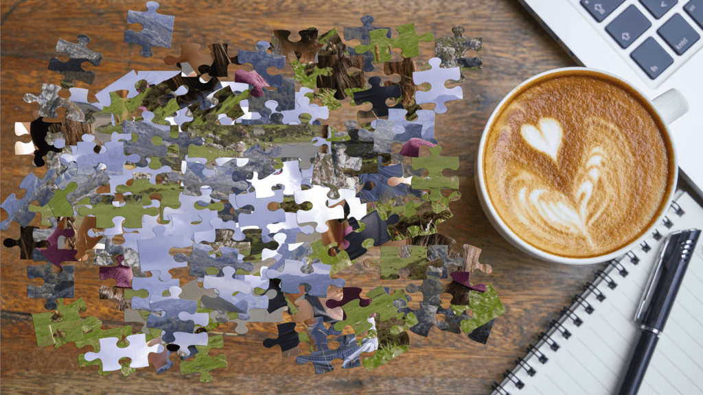 Femme et fille assemblant des pièces de puzzle sur une table, illustrant le processus de clarté et d'organisation dans un projet.