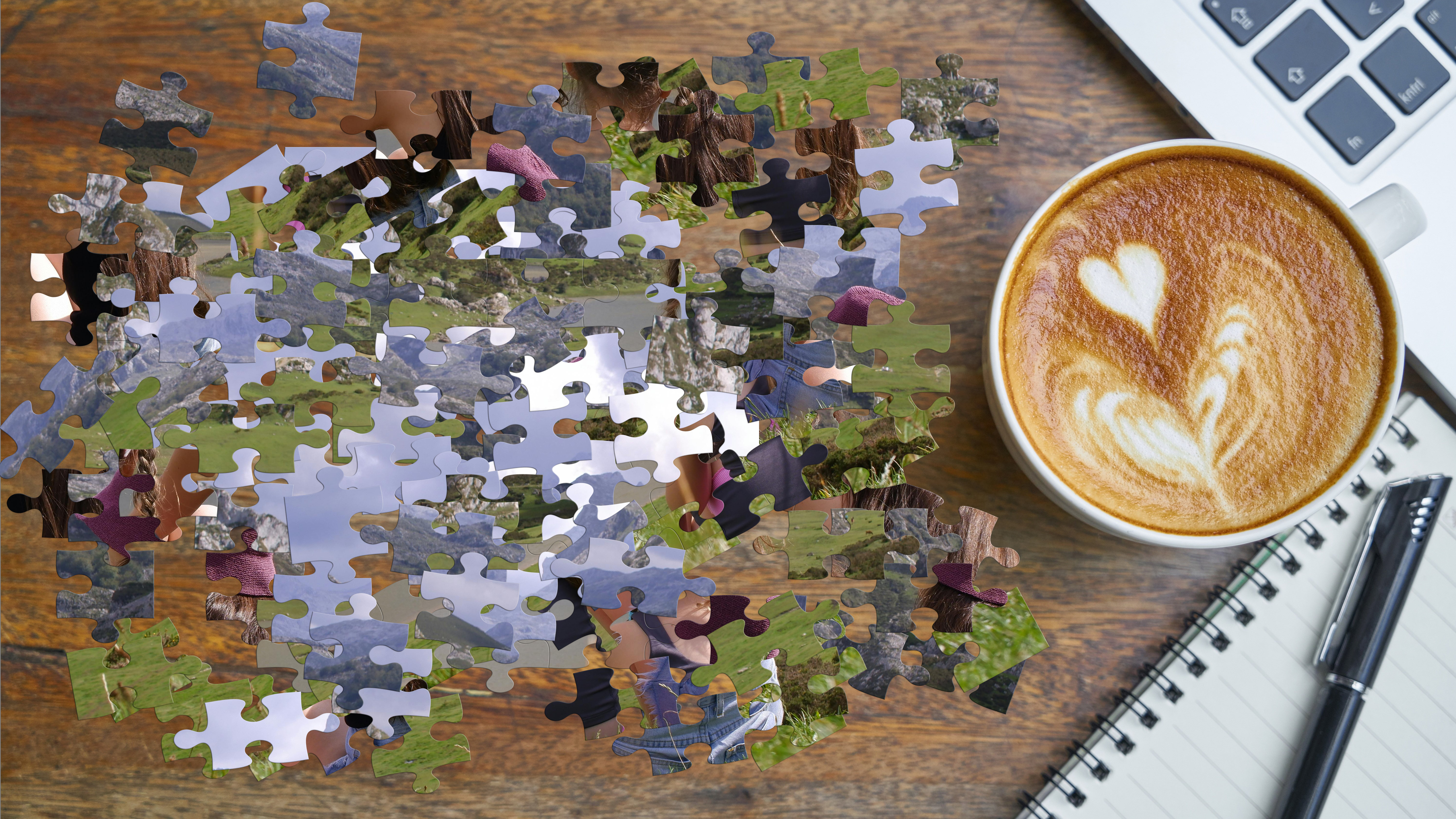 Femme et fille assemblant des pièces de puzzle sur une table, illustrant le processus de clarté et d'organisation dans un projet.