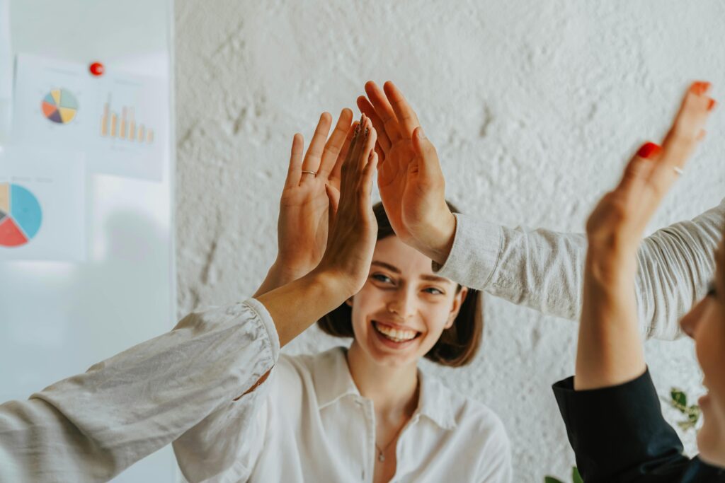 Femme professionnelle réfléchissant devant un ordinateur, symbolisant la clarté et l'épanouissement au travail.