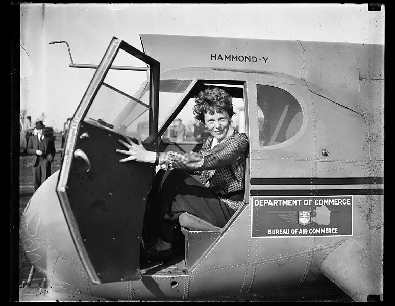 Amelia Earhart dans le cockpit de son avion, pionnière de l’aviation et première femme à traverser l’Atlantique en solo.