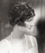 Portrait de Coco Chanel vers 1920, pionnière de la mode et symbole d’émancipation féminine, ayant révolutionné l’industrie en brisant les codes établis.