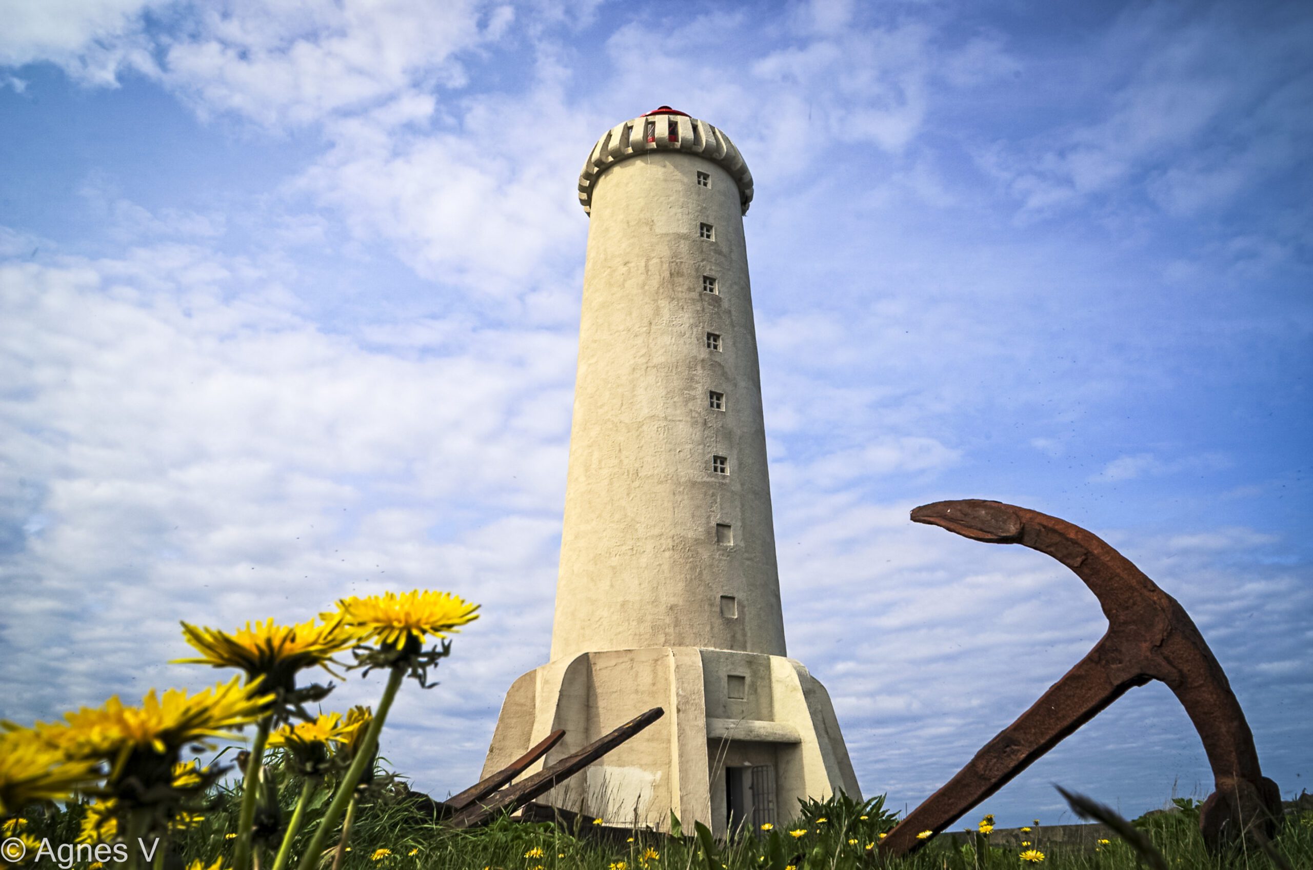Phare symbolisant la clarté intérieure et l’ancrage émotionnel dans le leadership au féminin
