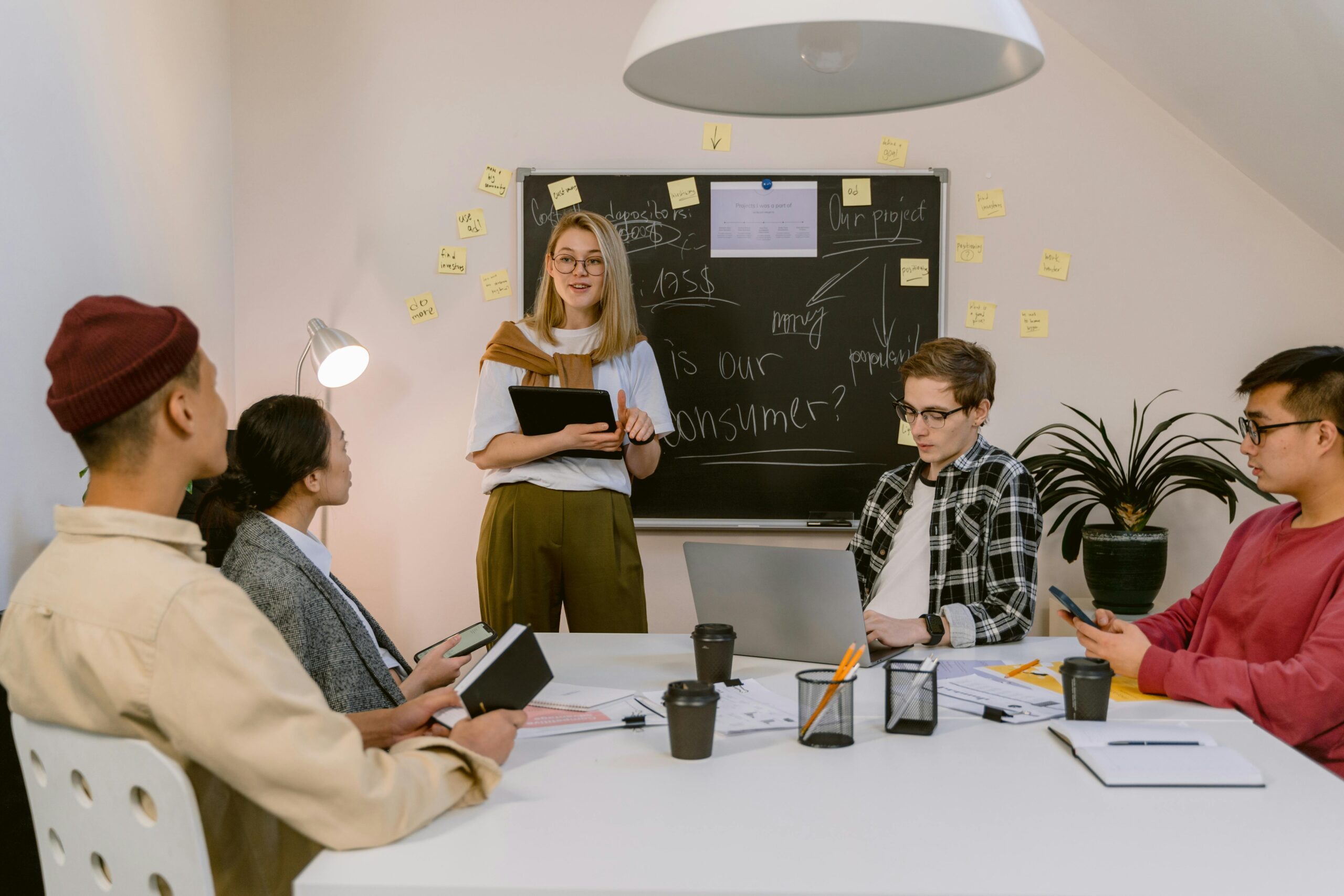 Femme cheffe d’entreprise en réunion, en pleine discussion avec son équipe